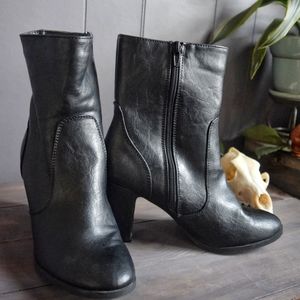 Le Chateau classic heeled Chelsea boots